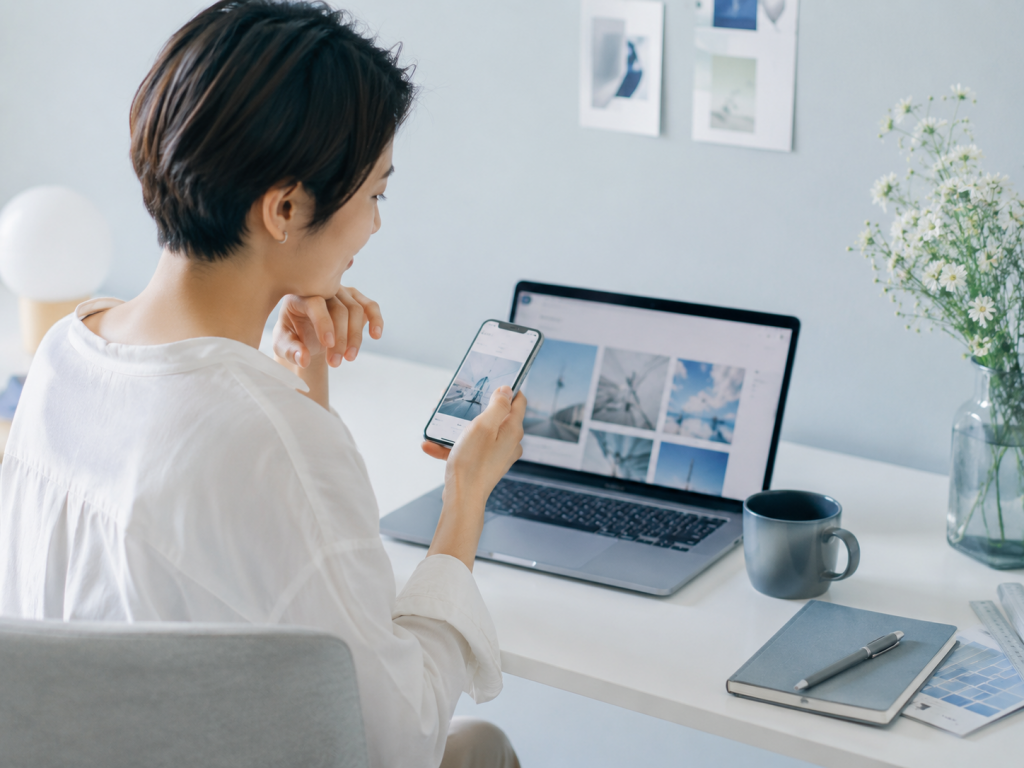名刺サイトを通じてフリーランスを紹介する場面