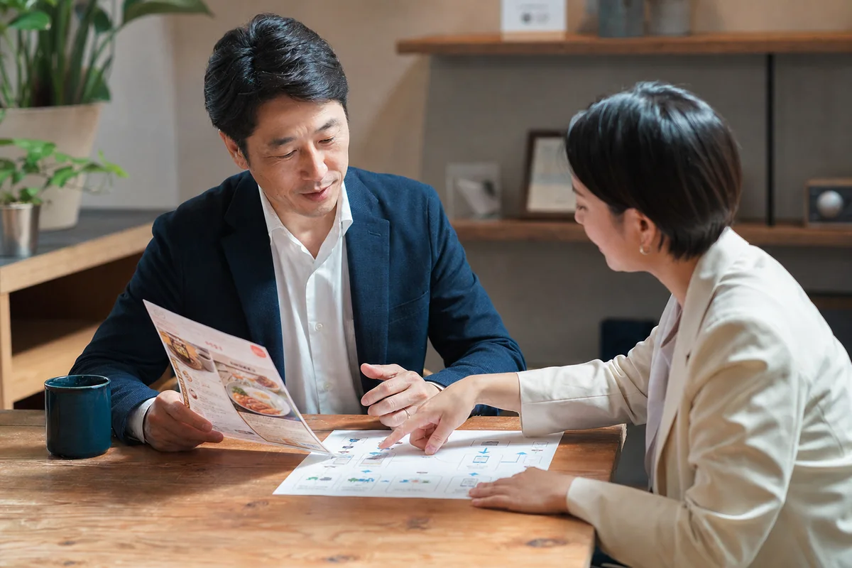 Web広告とホームページについて相談している二人