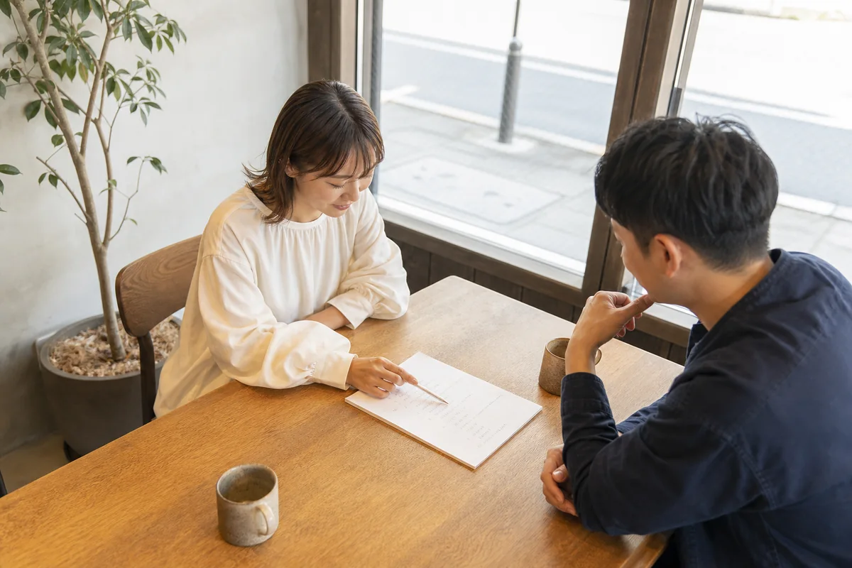 ホームページについて相談している二人