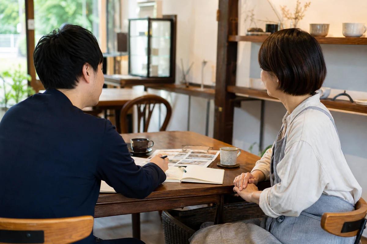 ホームページ制作の初回相談で話をしている二人の様子