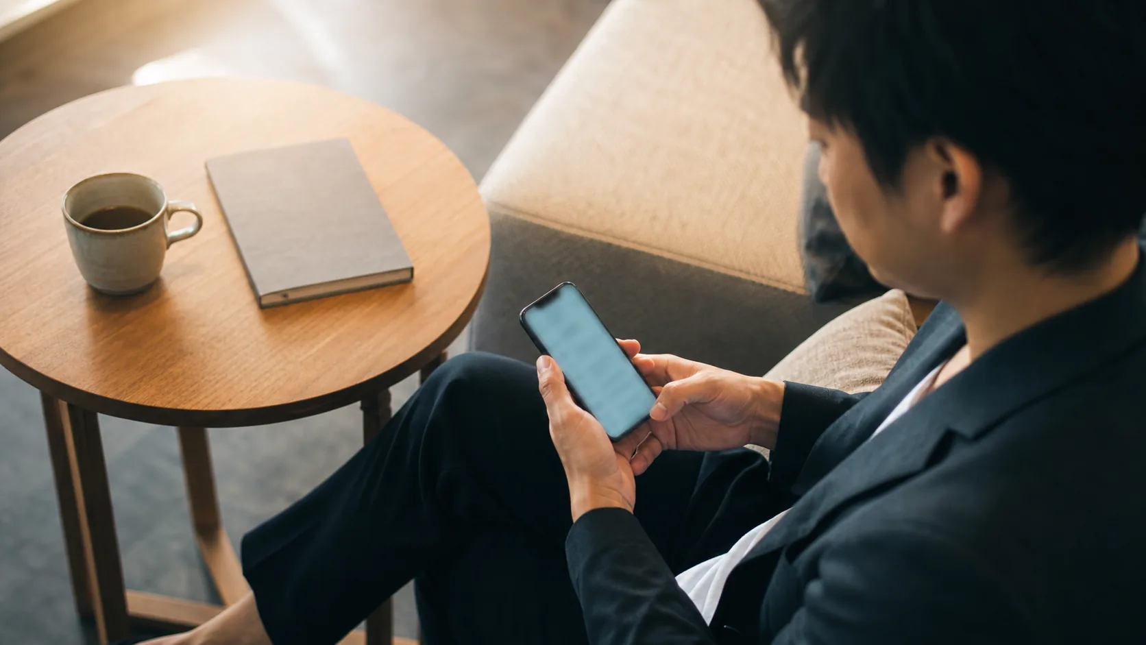 相談内容をスマートフォンで確認する手元