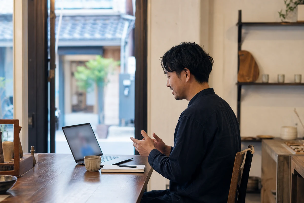 小さな店舗でオンライン打ち合わせをしている店主の様子