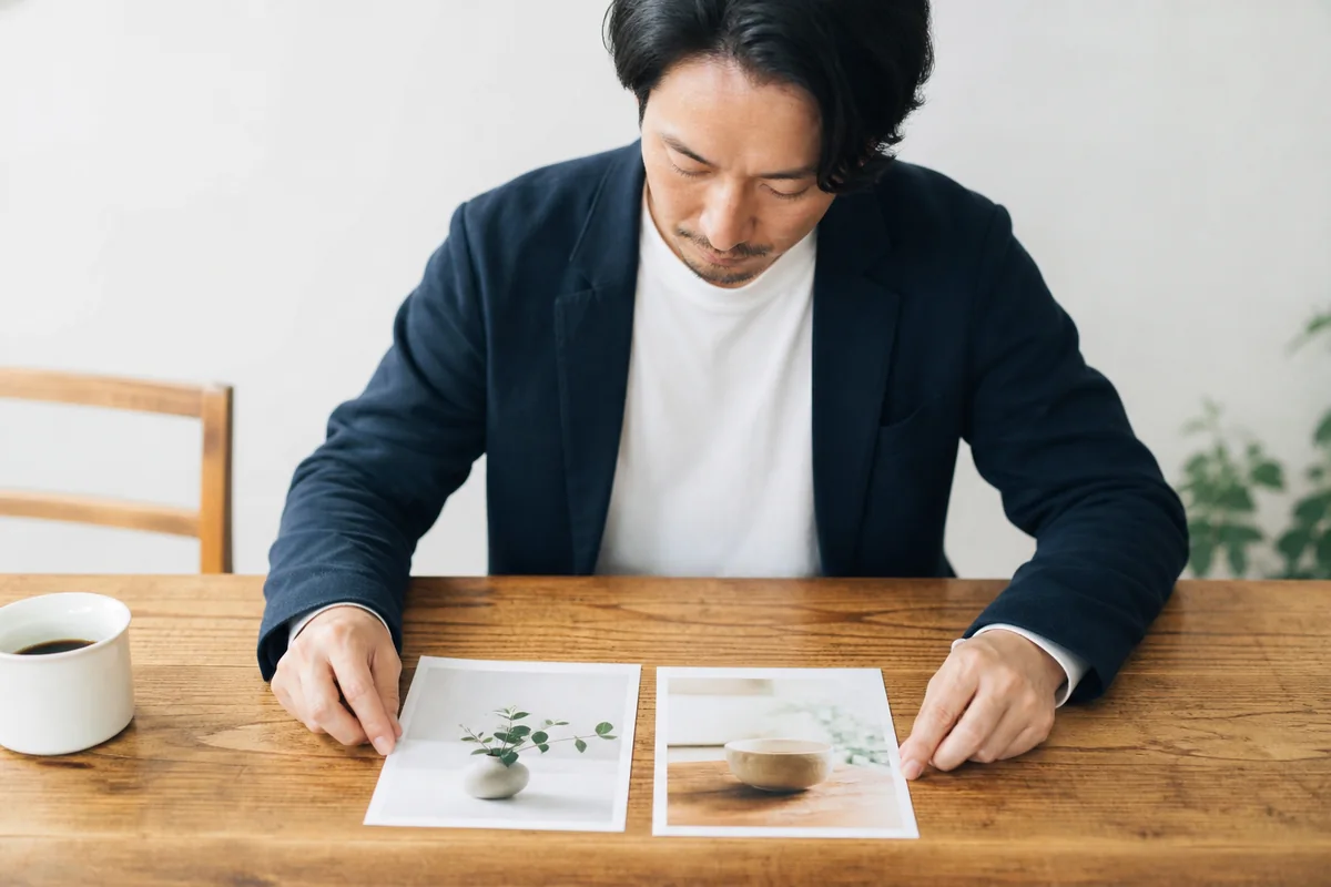 SNS広告に使う写真を選んでいる様子