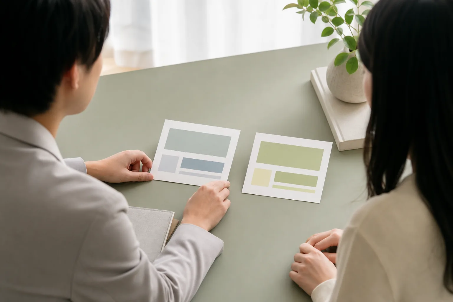 事業用の案内カードを比べながら公式URLの持ち方を相談する様子
