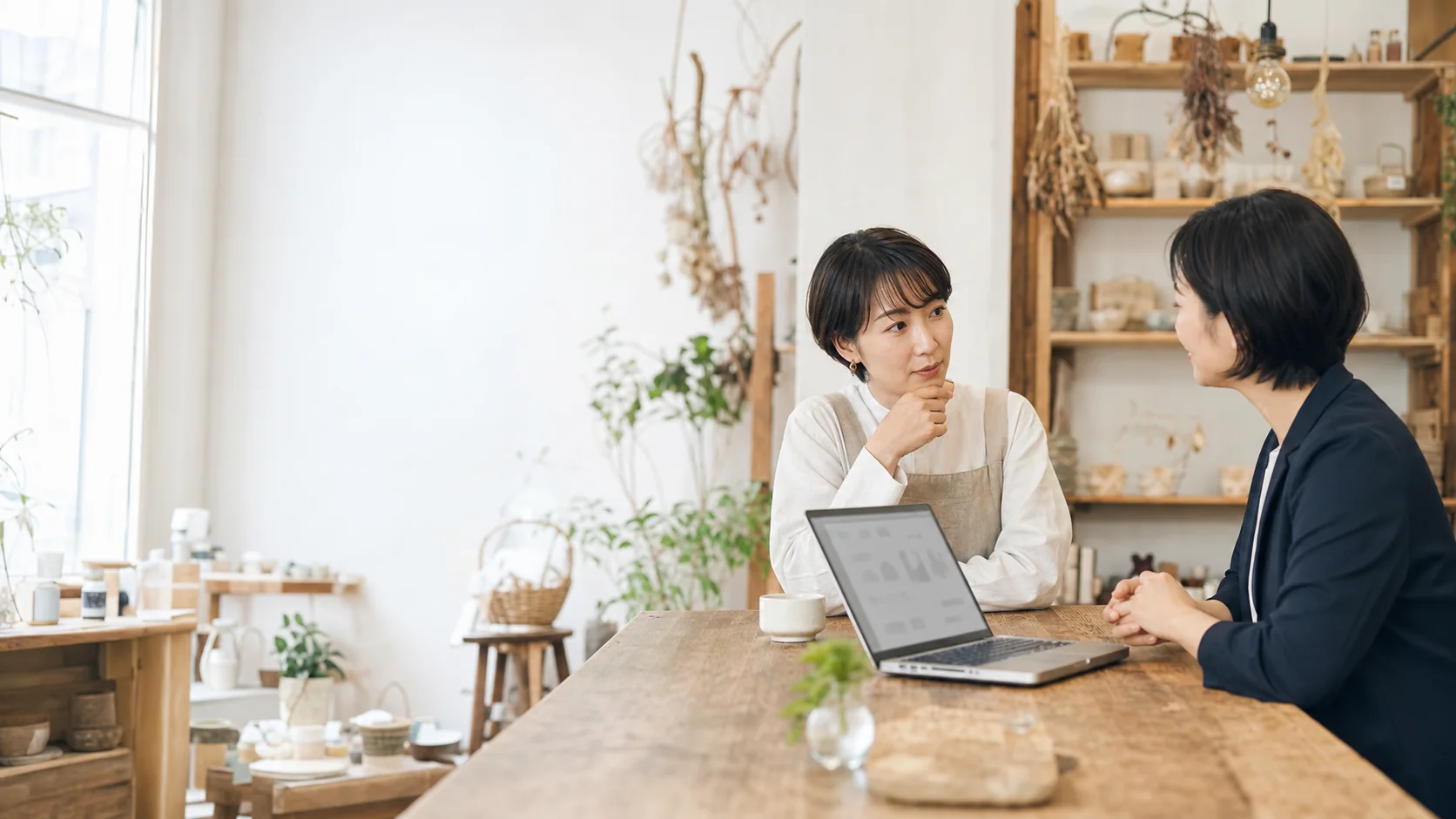 お店・教室の事業者がWeb広告の相談をしている場面
