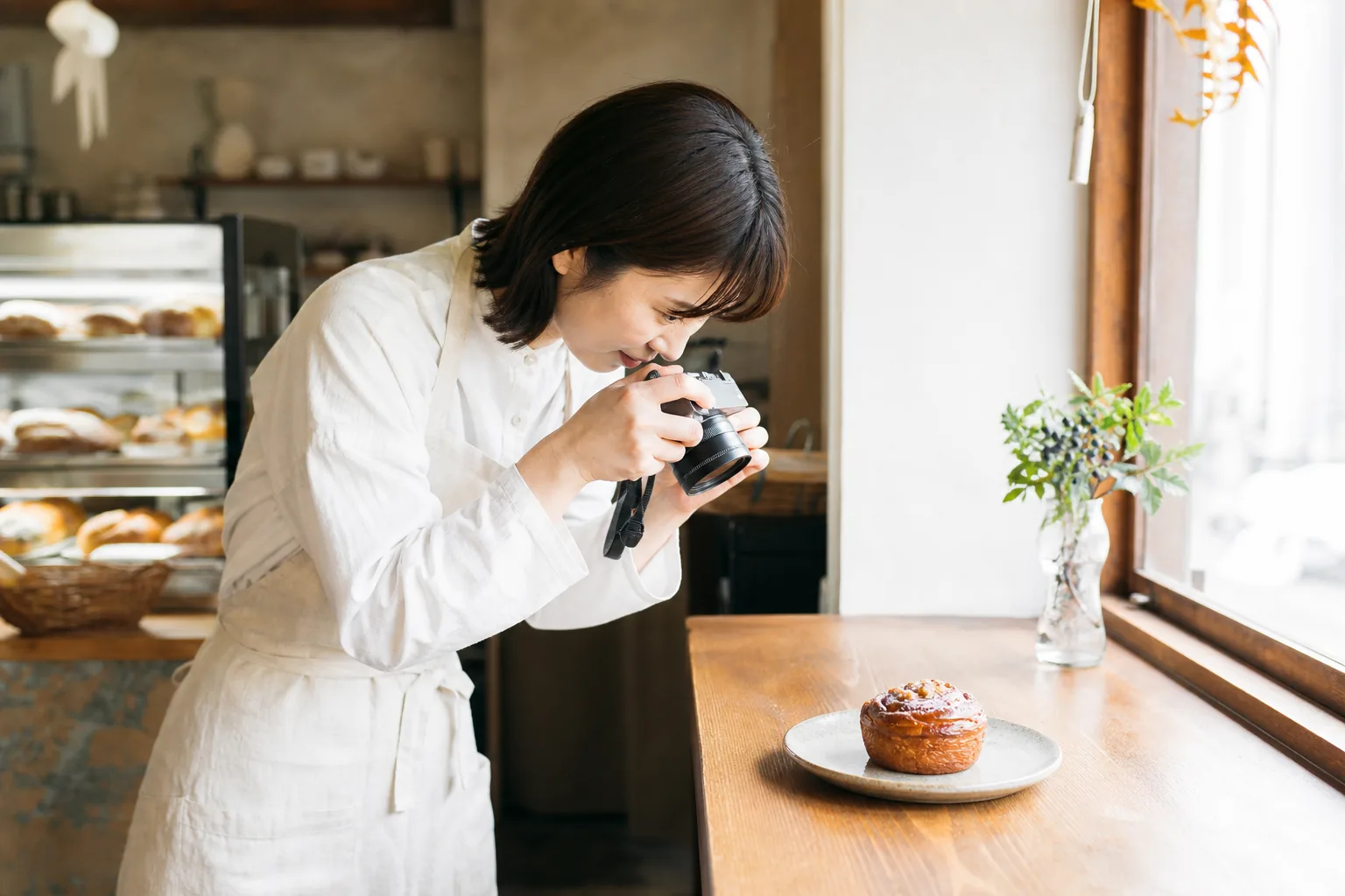 商品の魅力を写真で伝える準備をする店主