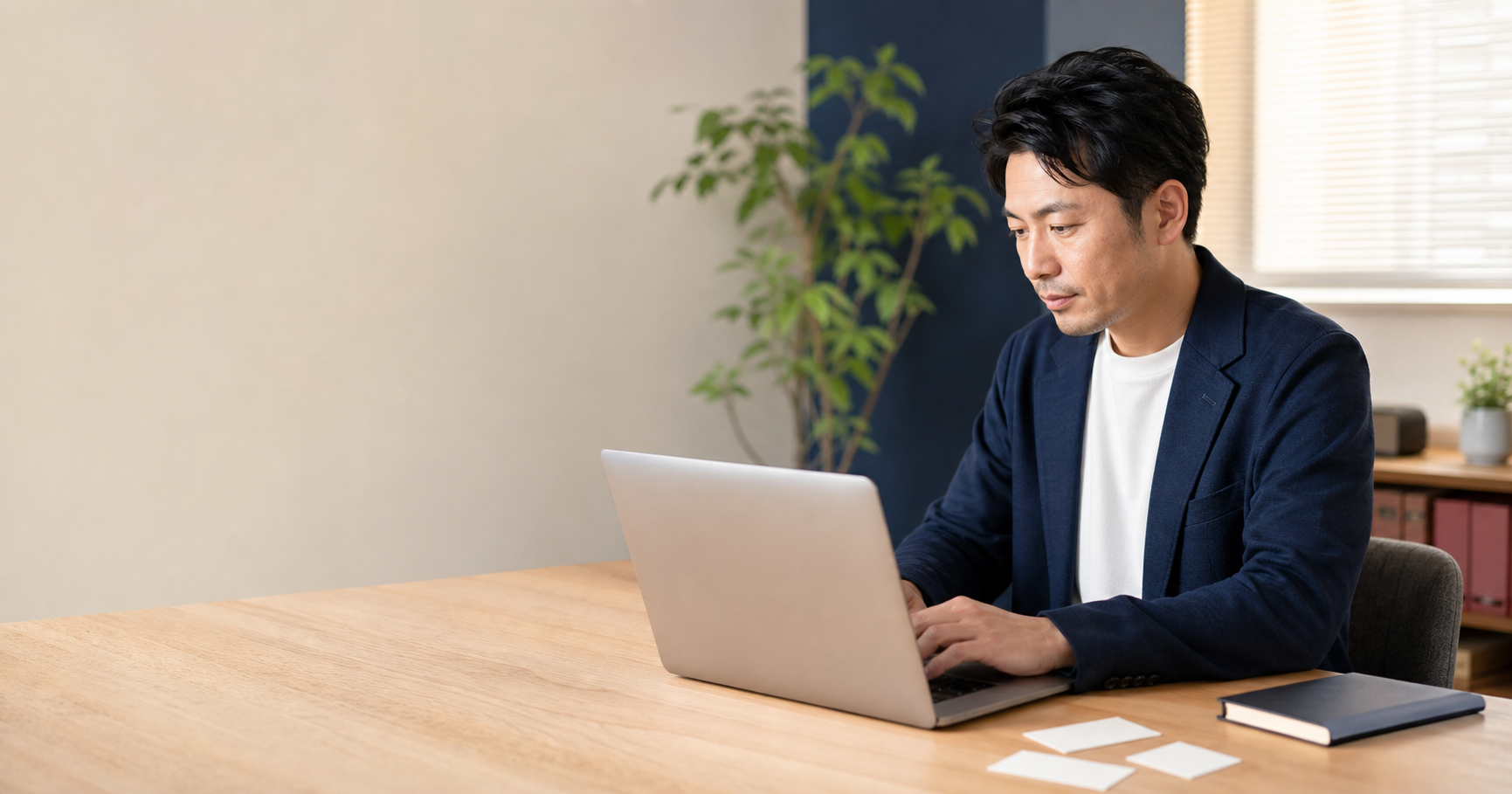 名刺とホームページの構成を確認する士業の事業者