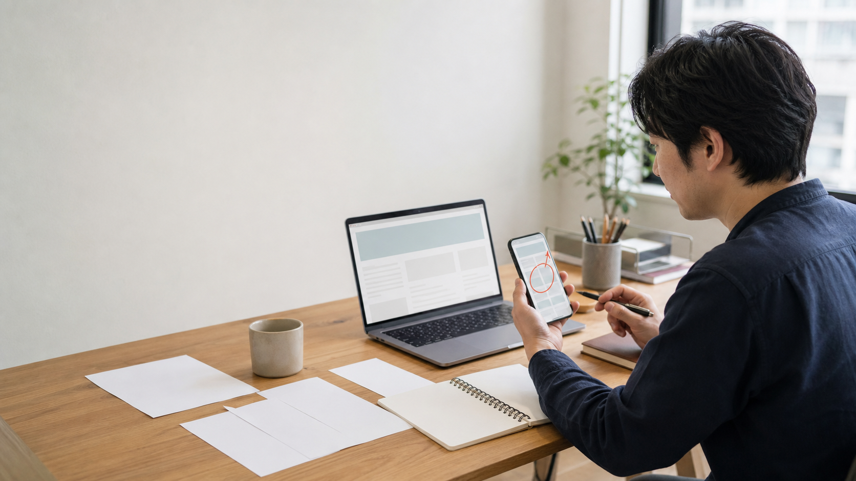 ノートPCとスマホでホームページの修正箇所を確認する事業者